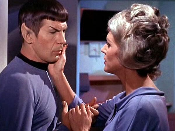 Spock e Chapel nell'episodio della serie originale "Al di là del Tempo"