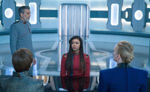Oded Fehr (ammiraglio Vance) e Sonequa Martin-Green (Michael Burnham) Nell'episodio 403 “Scegli di vivere”