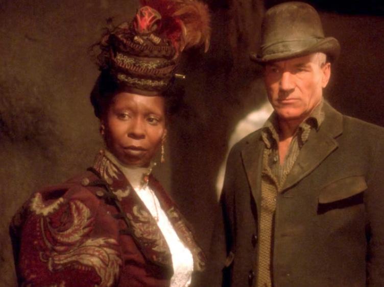 Guinan (Whoopi Goldberg) e Picard (Patrick Stewart) nell'episodio di ST:TNG "Un mistero dal passato - Parte 2".