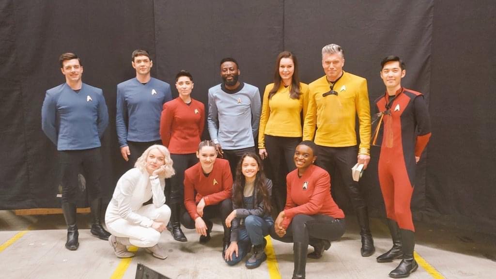 Foto di gruppo con il cast completo dell’episodio 109 di “Star Trek: Strange New Worlds”