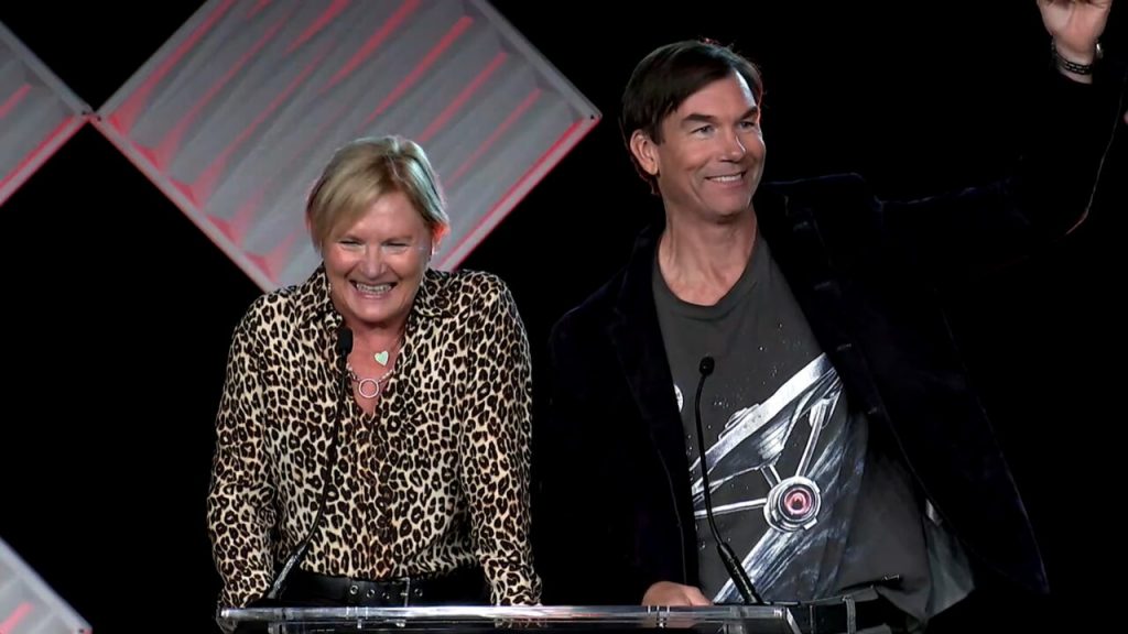 Denise Crosby e Jerry O'Connell consegna il Saturn Awards a Star Trek: Strange New Worlds