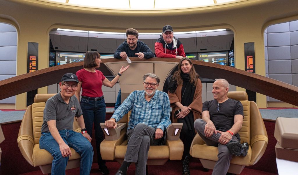 Dalla pagina Facebook di Doug Drexler, questa fantastica immagine del dream team di Star Trek: Mike Okuda & Denise Okuda TerryMatalas Jonathan Frakes DaveBlass Liz Dean & Doug Drexler.