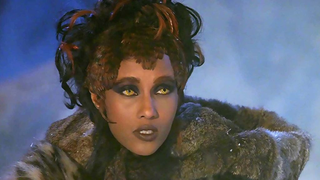 L'attrice Iman Mohamed Abdulmajid in un fermo immagine di Star Trek IV: Rotta Verso L'ignoto mente interpreta la  Camaleontide Martia sul set del film