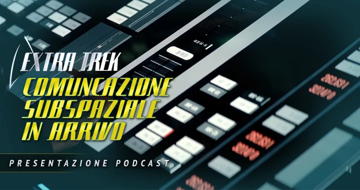 Pannello di controllo futuristico nero con pulsanti e schermi digitali illuminati, con il logo "Extra Trek Comunicazione Subspaziale in Arrivo" in giallo e bianco, e "Presentazione Podcast" in bianco.