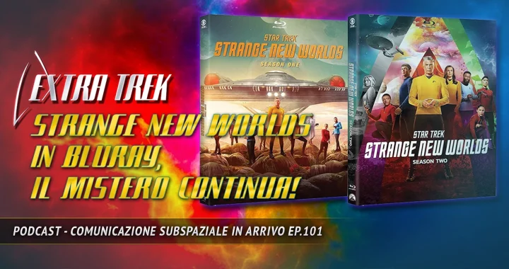 Ecco il testo alternativo e la descrizione per l'immagine in italiano: Testo Alternativo: Due cofanetti Blu-ray di Star Trek: Strange New Worlds, Stagione Uno e Stagione Due, mostrati su uno sfondo sfumato rosso e viola. Un testo grande in bianco e giallo recita "EXTRA TREK STRANGE NEW WORLDS IN BLURAY, IL MISTERO CONTINUA!". Sotto, un testo più piccolo in bianco dice "PODCAST - COMUNICAZIONE SUBSPAZIALE IN ARRIVO EP.101".