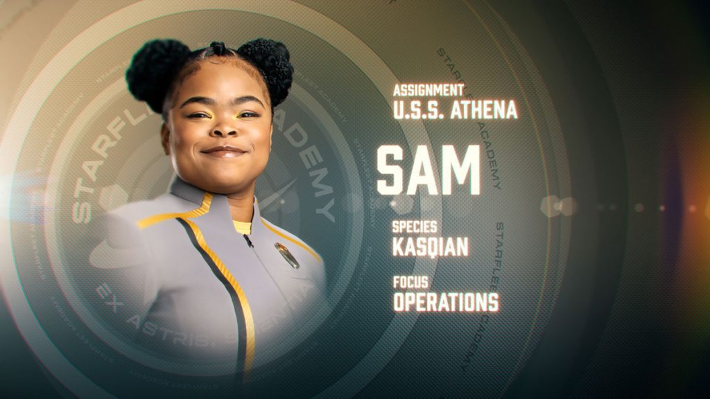 Ritratto di SAM, un Kasquian in uniforme di Starfleet Academy, con dettagli sulle sue caratteristiche: Assegnazione USS Athena, Specie Kasquian, Focus Operazioni.
