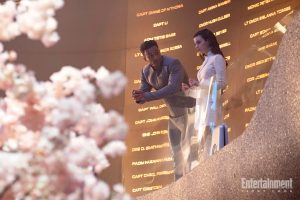 Sandro Rosta e Zoe Steiner guardano una parete luminosa con nomi in un ambiente futuristico.