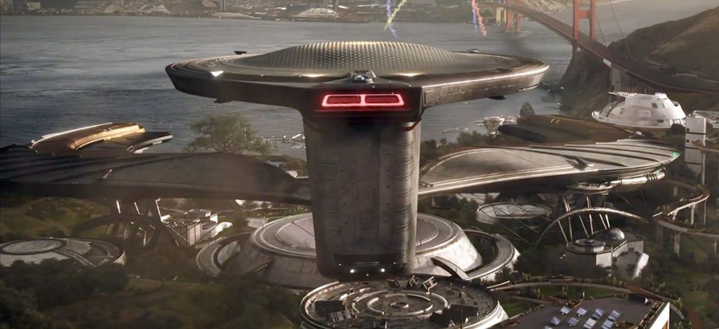 La USS Athena, una grande stazione spaziale a forma di fungo, fluttua sopra il quartier generale della Flotta Stellare a San Francisco, con il Golden Gate Bridge visibile in lontananza.