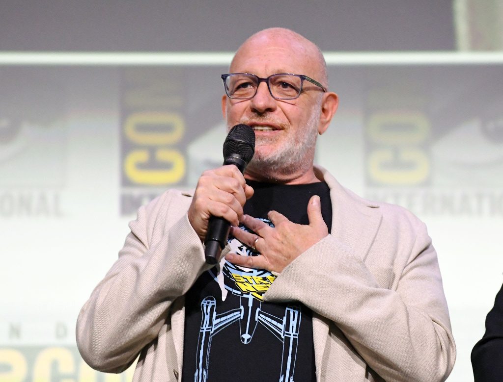 SAN DIEGO, CALIFORNIA - 26 LUGLIO: Akiva Goldsman parla sul palco durante il panel "Star Trek" Universe al San Diego Comic-Con presso il San Diego Convention Center il 26 luglio 2025 a San Diego, California. (Foto di Jon Kopaloff/Getty Images per Paramount+)