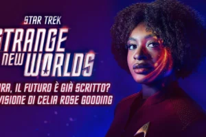 Celia Rose Gooding nei panni di Uhura in una foto promozionale per la serie "Star Trek: Strange New Worlds". In sovrimpressione il titolo dell'articolo di Extratrek.it: "Uhura, il futuro è già scritto? La visione di Celia Rose Gooding".