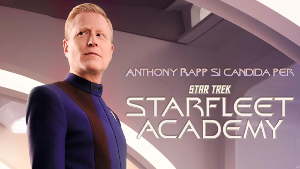 Anthony Rapp nei panni del Comandante Paul Stamets di Star Trek: Discovery, con indosso l'uniforme blu della Flotta Stellare. A destra, il testo "Anthony Rapp si candida per Star Trek: Starfleet Academy".