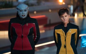Da sinistra a destra: Gina Yashere nel ruolo di Lura Throk e Tig Notaro nel ruolo di Jett Reno nella prima stagione, episodio 3 di Star Trek: Starfleet Academy, in streaming su Paramount+. Crediti fotografici: John Medland/Paramount+
