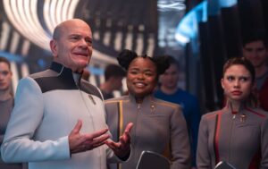 Da sinistra a destra: Robert Picardo nel ruolo del Dottore, Kerrice Brooks nel ruolo di Sam e Bella Shepard nel ruolo di Genesis nella prima stagione, episodio 1 di Star Trek: Starfleet Academy in streaming su Paramount+. Crediti foto: Brooke Palmer/Paramount+
