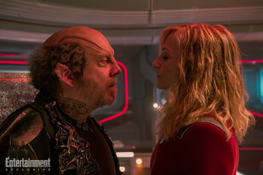 Paul Giamatti nel ruolo di Nus Braka e Holly Hunter nel ruolo della Rettrice Nahla Ake in "Star Trek: Starfleet Academy". Credito:Brooke Palmer/Paramount+