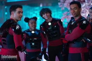 George Hawkins nel ruolo di Darem Reymi, Kerrice Brooks nel ruolo di SAM e Sandro Rosta nel ruolo di Caleb Mir in 'Star Trek: Starfleet Academy'. Crediti foto: John Medland/Paramount+