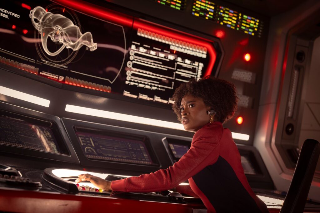 Celia Rose Gooding nel ruolo di Uhura nella quarta stagione, episodio 1 di Strange New Worlds, in streaming su Paramount+. Crediti fotografici: Jan Thijs/Paramount+