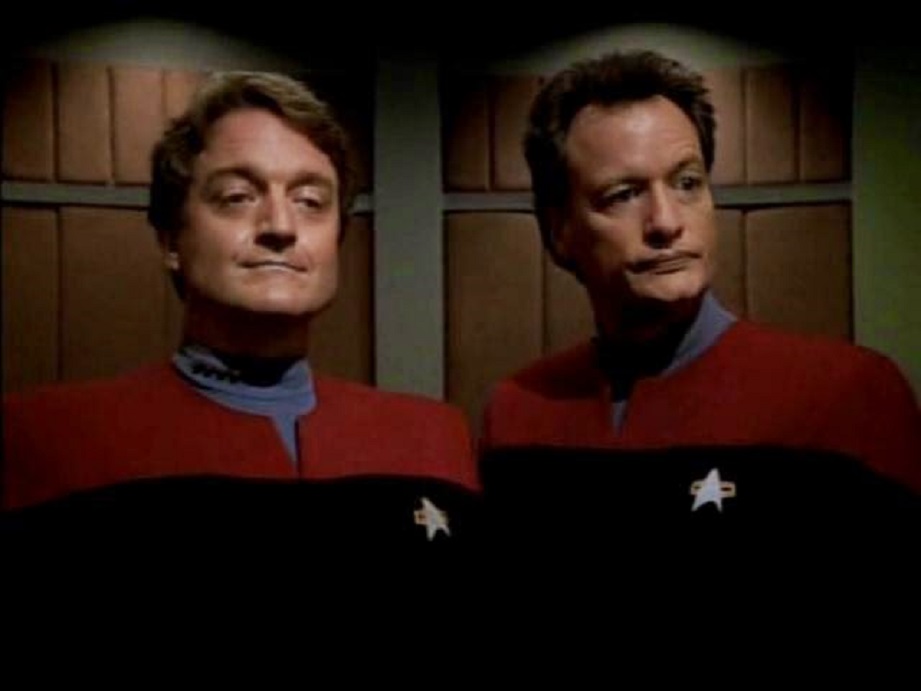 A sinistra Gerrit Graham nel ruolo di Quinn nell'episodio di Star Trek voyager al fianco di John DeLancie