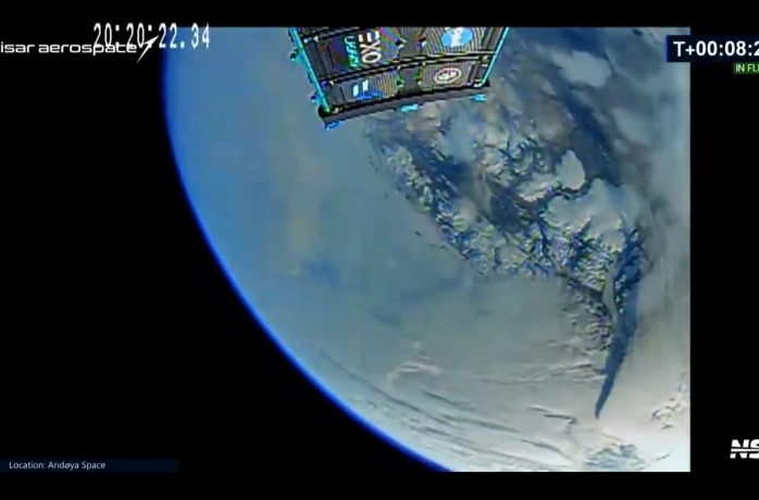 Spettacolare vista della calotta artica dallo spazio. Credito: Isar Aerospace/NSF.