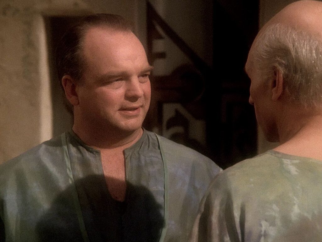 A sinistra Richard Riehle, a destra di spalle Patrick Stewart in un frame dell'episodio The Inner Light - Una Vita Per Ricordare di Star Trek: The Next Generation 